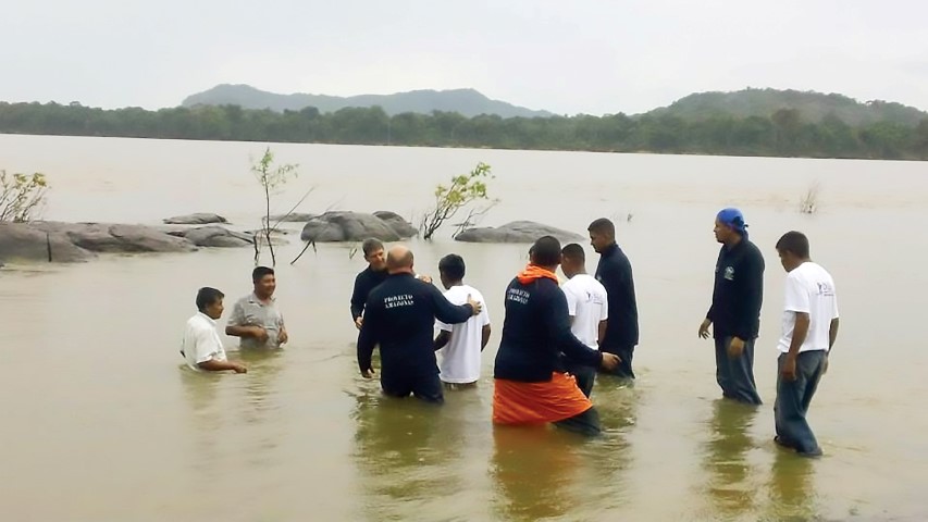 Virgilio and Alexander baptizing those they&rsquo;ve evangelized.